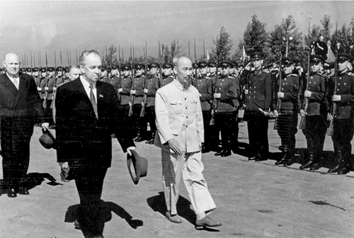 Chủ tịch Hồ Chí Minh - Người lãnh tụ rất đỗi lớn lao, hết mực khiêm nhường